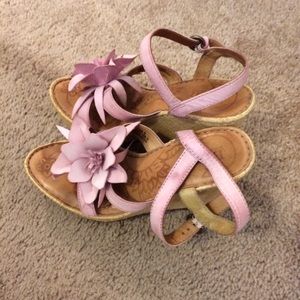 A size 6 cute Born wedge with flowers